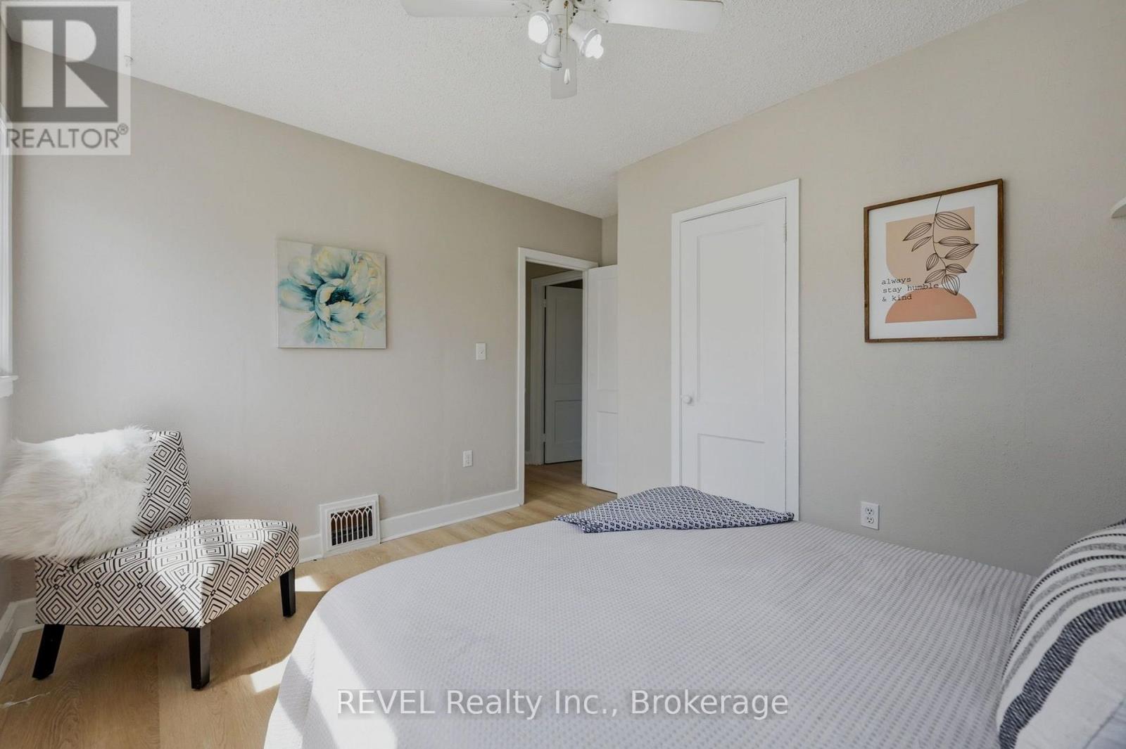 7962 Booth Street, Niagara Falls (Ascot), ON - Indoor Photo Showing Bedroom