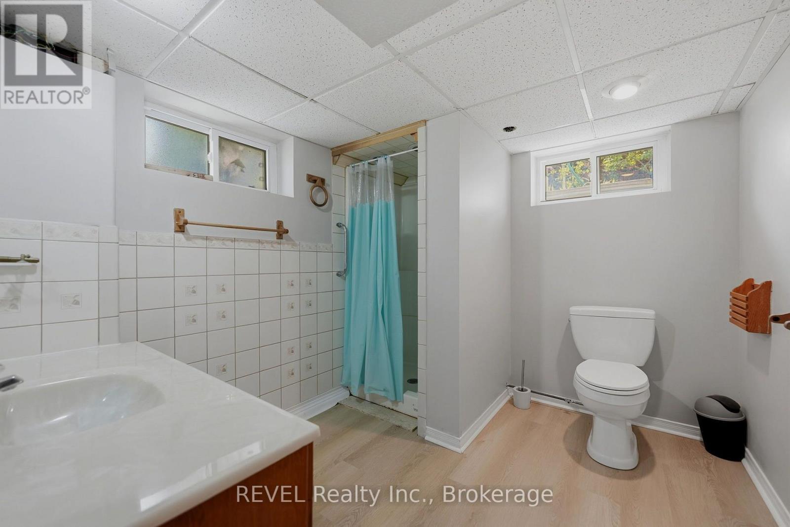 7962 Booth Street, Niagara Falls (Ascot), ON - Indoor Photo Showing Bathroom