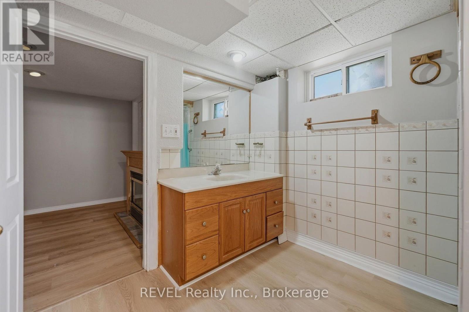 7962 Booth Street, Niagara Falls (Ascot), ON - Indoor Photo Showing Bathroom
