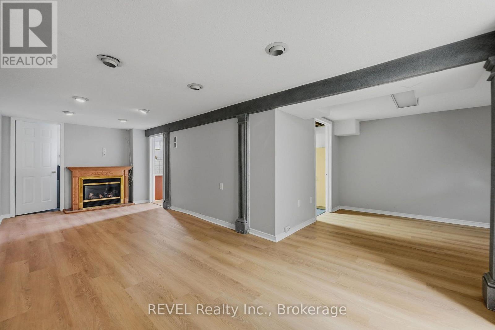 7962 Booth Street, Niagara Falls (Ascot), ON - Indoor With Fireplace