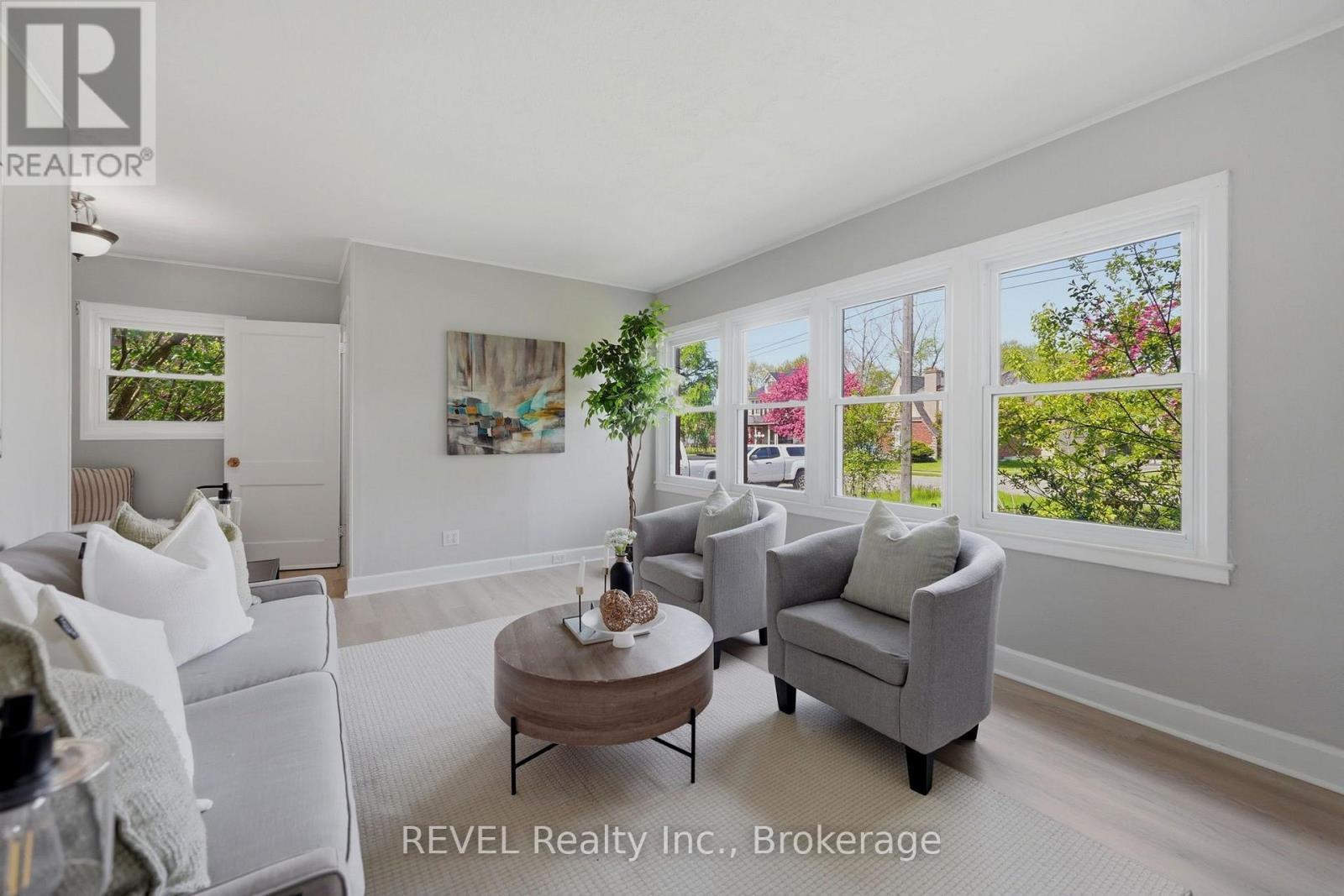 7962 Booth Street, Niagara Falls (Ascot), ON - Indoor Photo Showing Living Room