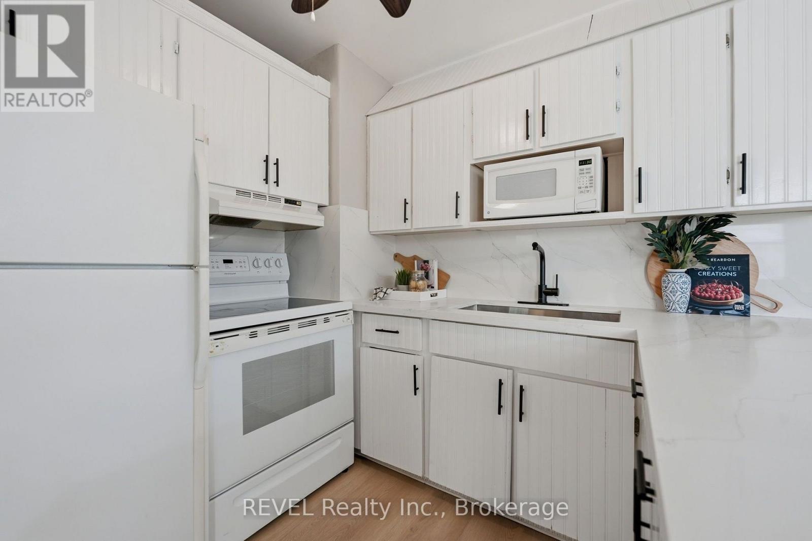 7962 Booth Street, Niagara Falls (Ascot), ON - Indoor Photo Showing Kitchen