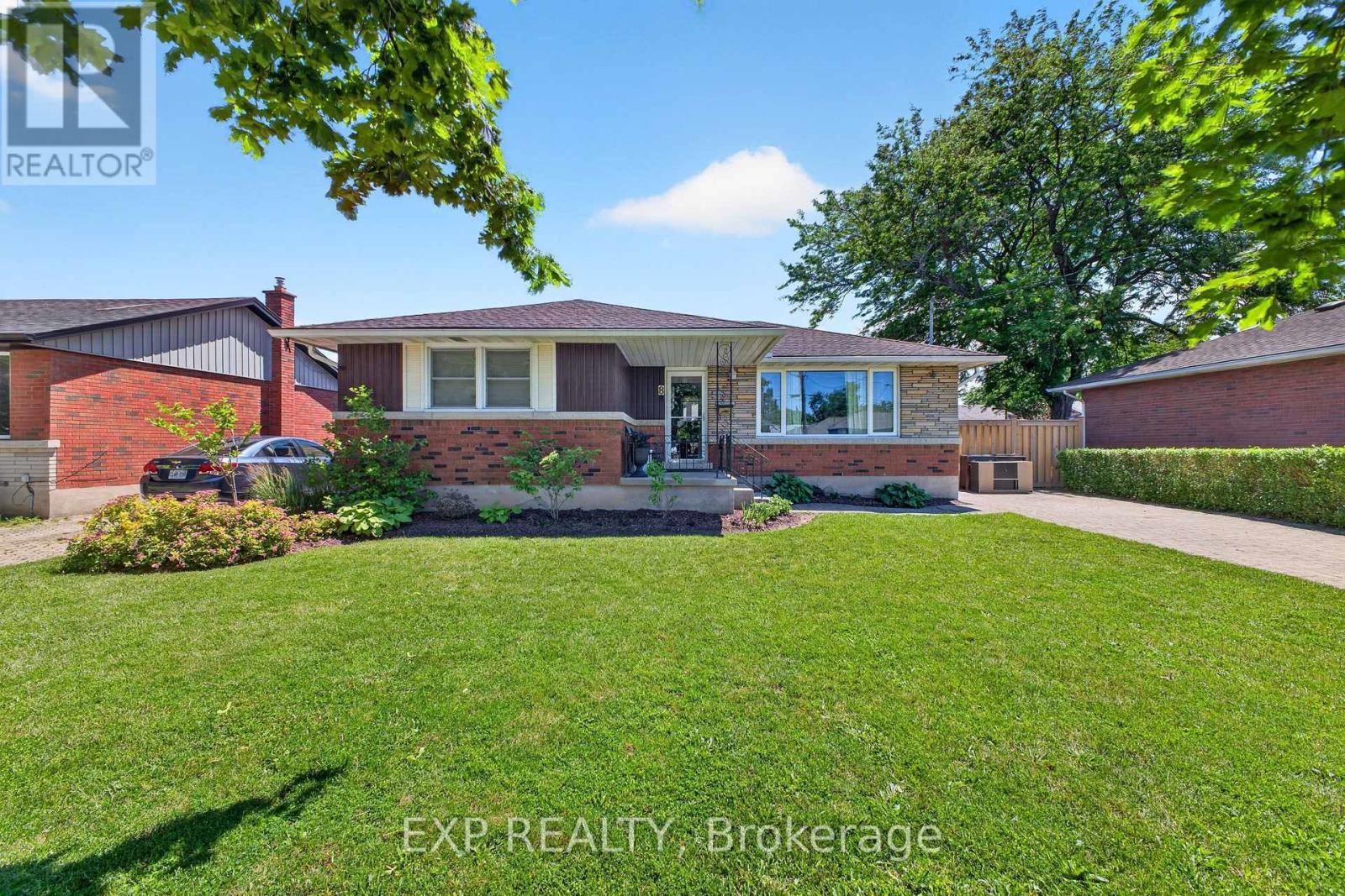 8 Dunraven Avenue, St. Catharines (Carlton/Bunting), ON - Outdoor