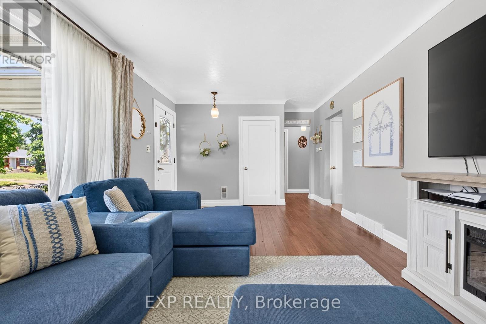 8 Dunraven Avenue, St. Catharines (Carlton/Bunting), ON - Indoor Photo Showing Living Room