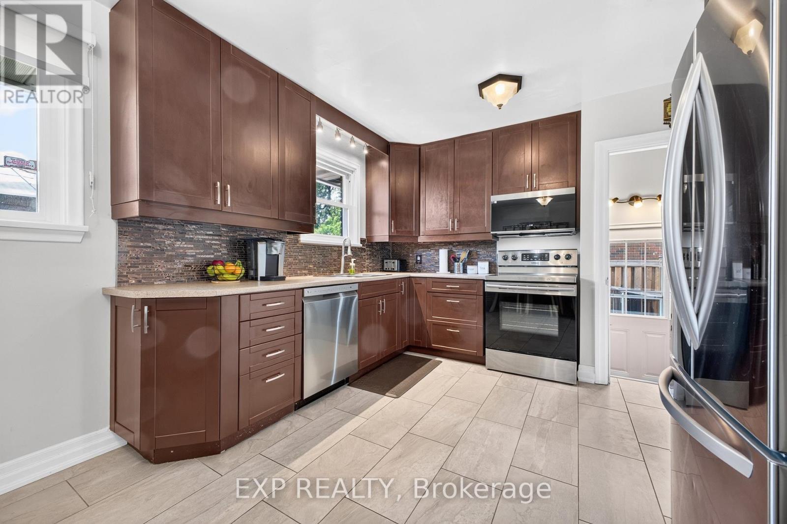 8 Dunraven Avenue, St. Catharines (Carlton/Bunting), ON - Indoor Photo Showing Kitchen With Stainless Steel Kitchen