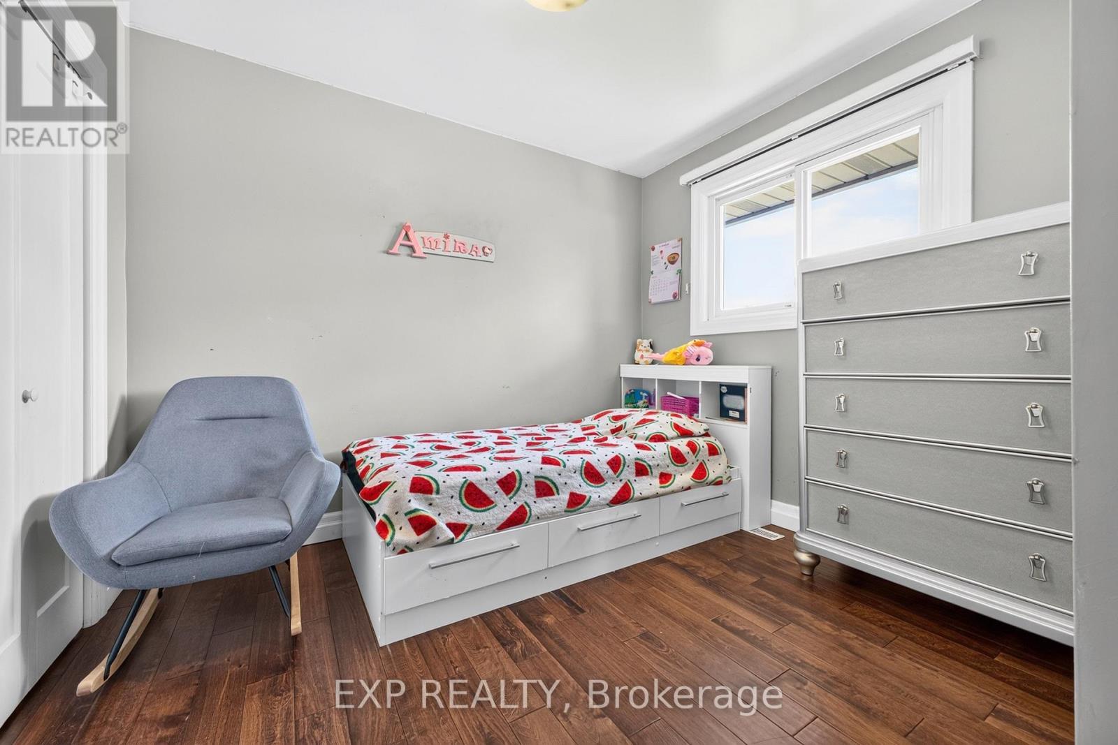 8 Dunraven Avenue, St. Catharines (Carlton/Bunting), ON - Indoor Photo Showing Bedroom