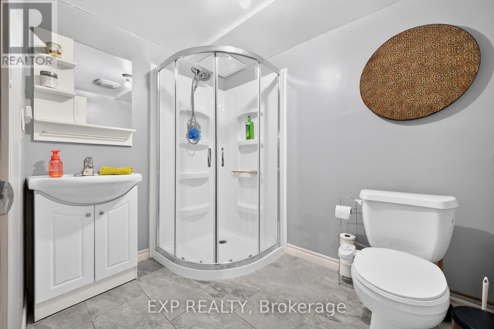 8 Dunraven Avenue, St. Catharines (Carlton/Bunting), ON - Indoor Photo Showing Bathroom