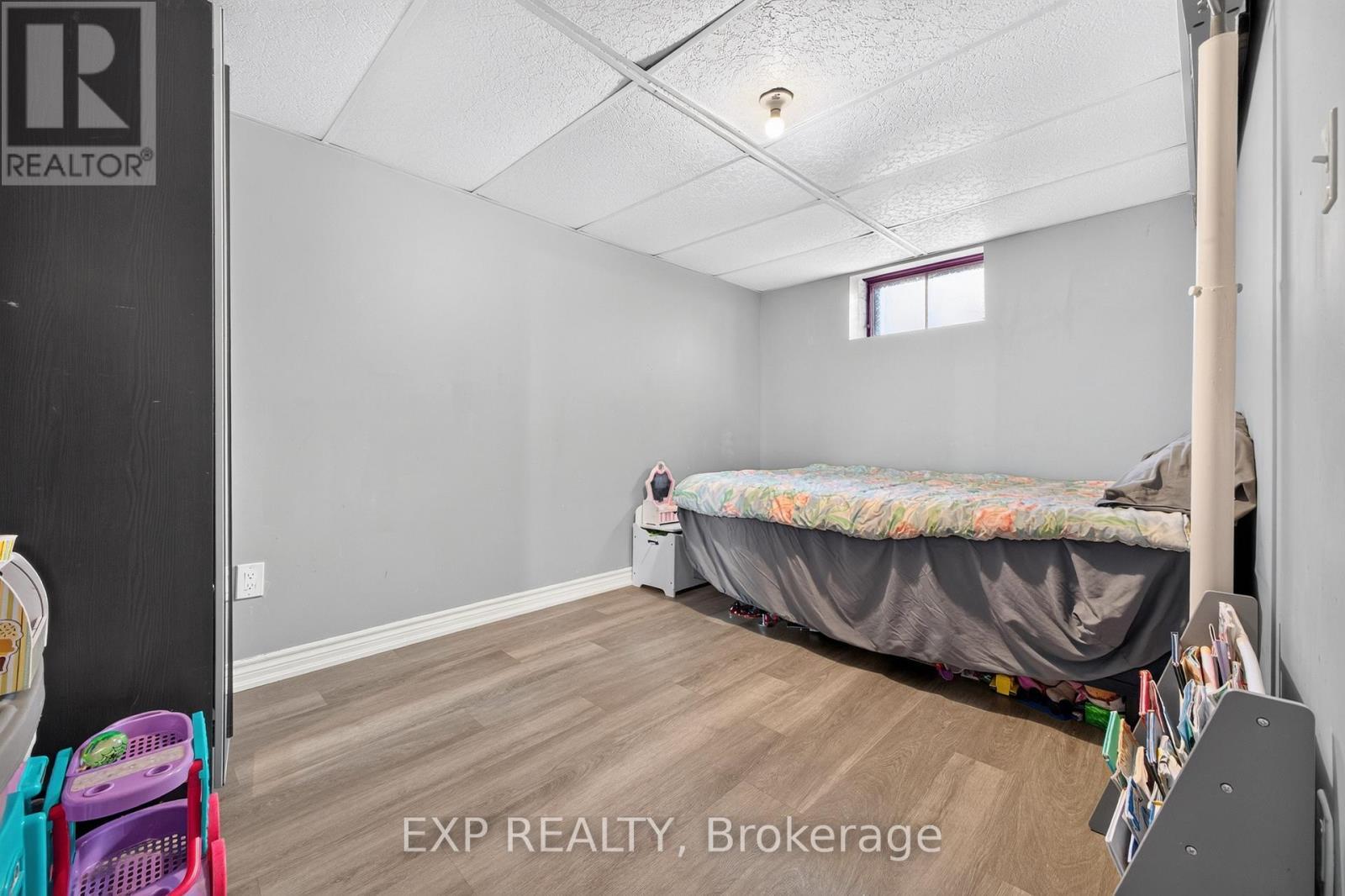 8 Dunraven Avenue, St. Catharines (Carlton/Bunting), ON - Indoor Photo Showing Bedroom