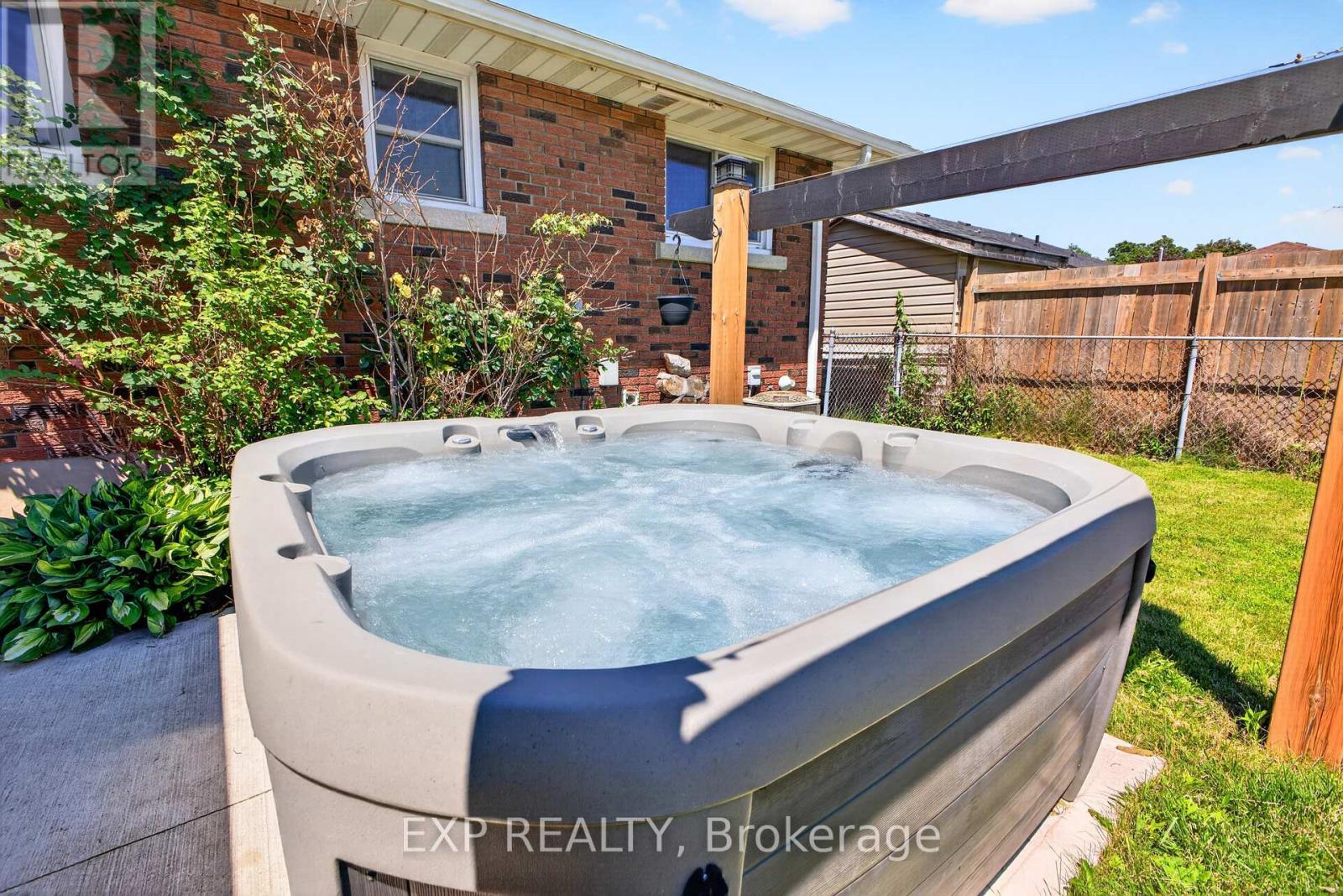 8 Dunraven Avenue, St. Catharines (Carlton/Bunting), ON - Outdoor