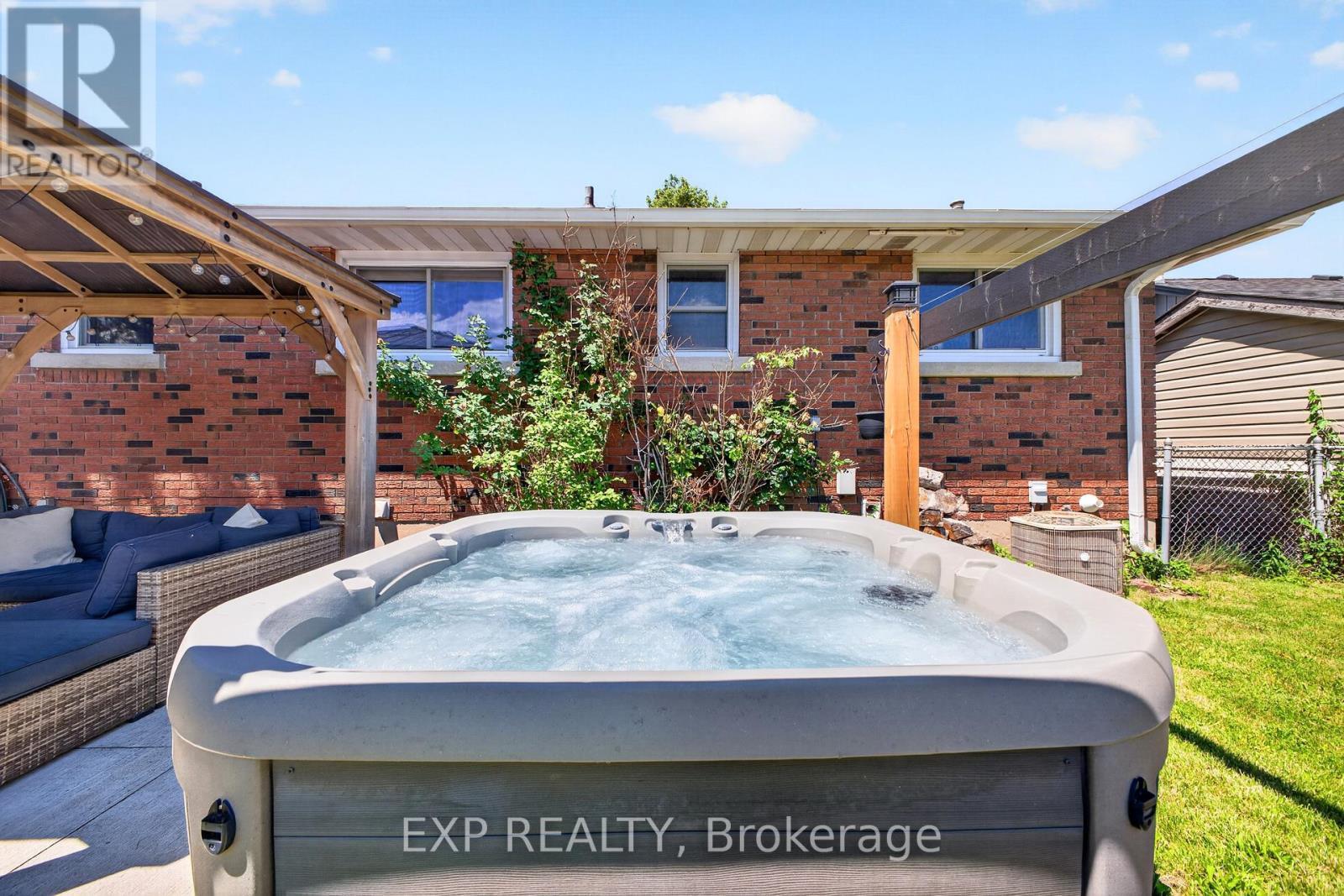 8 Dunraven Avenue, St. Catharines (Carlton/Bunting), ON - Outdoor