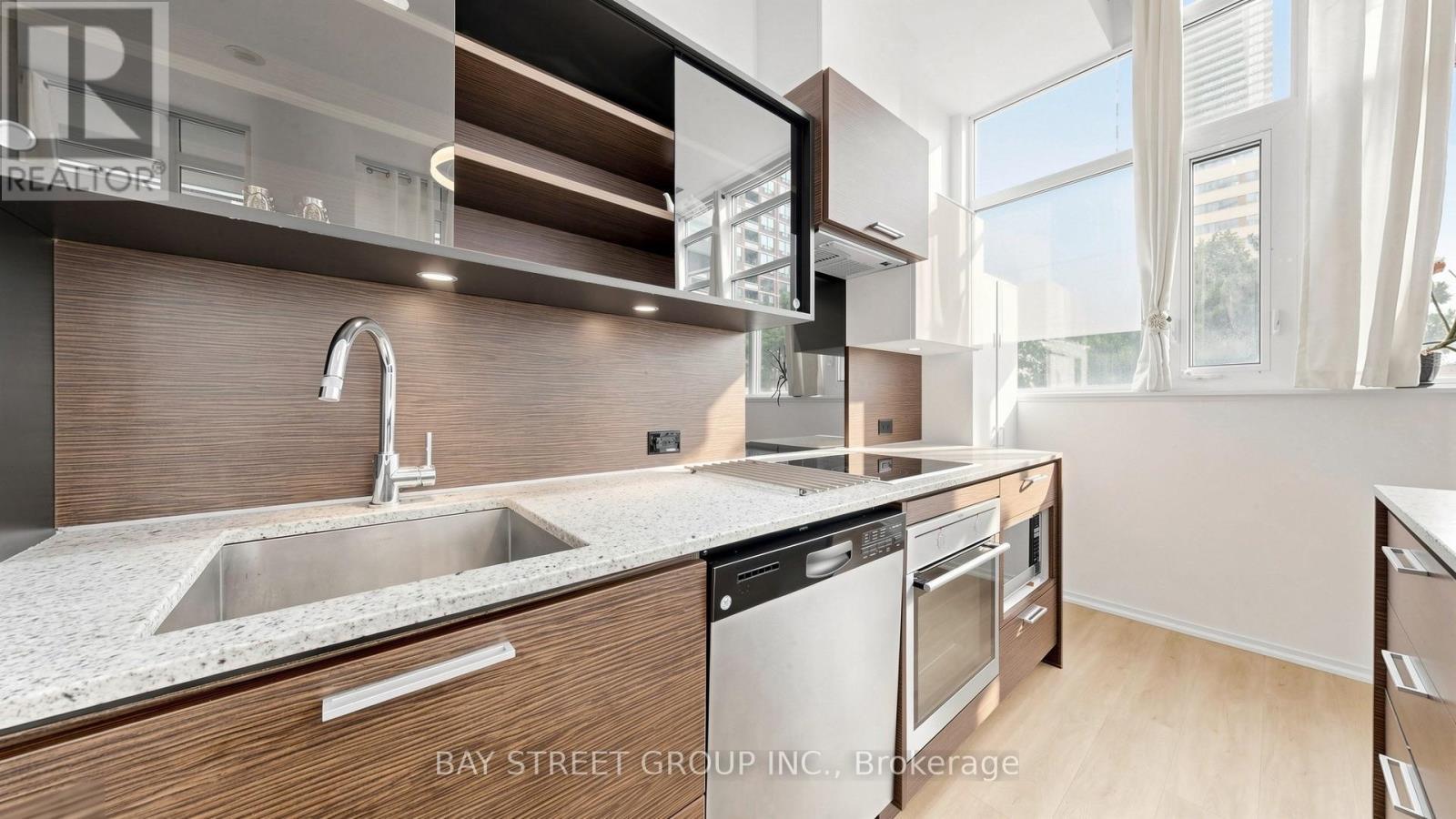 311 - 75 St Nicholas Street, Toronto, ON - Indoor Photo Showing Kitchen