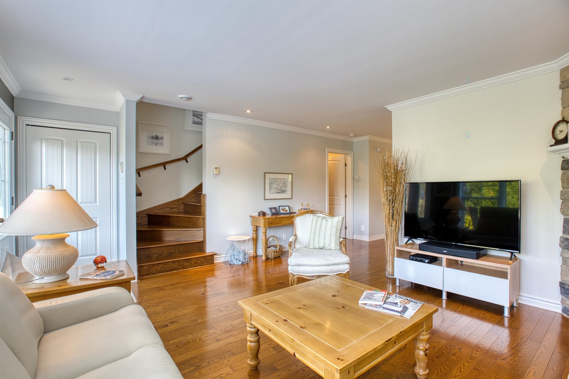 Living Room - 335 Ch. Des Sorbiers, Piedmont, QC - Indoor Photo Showing Living Room