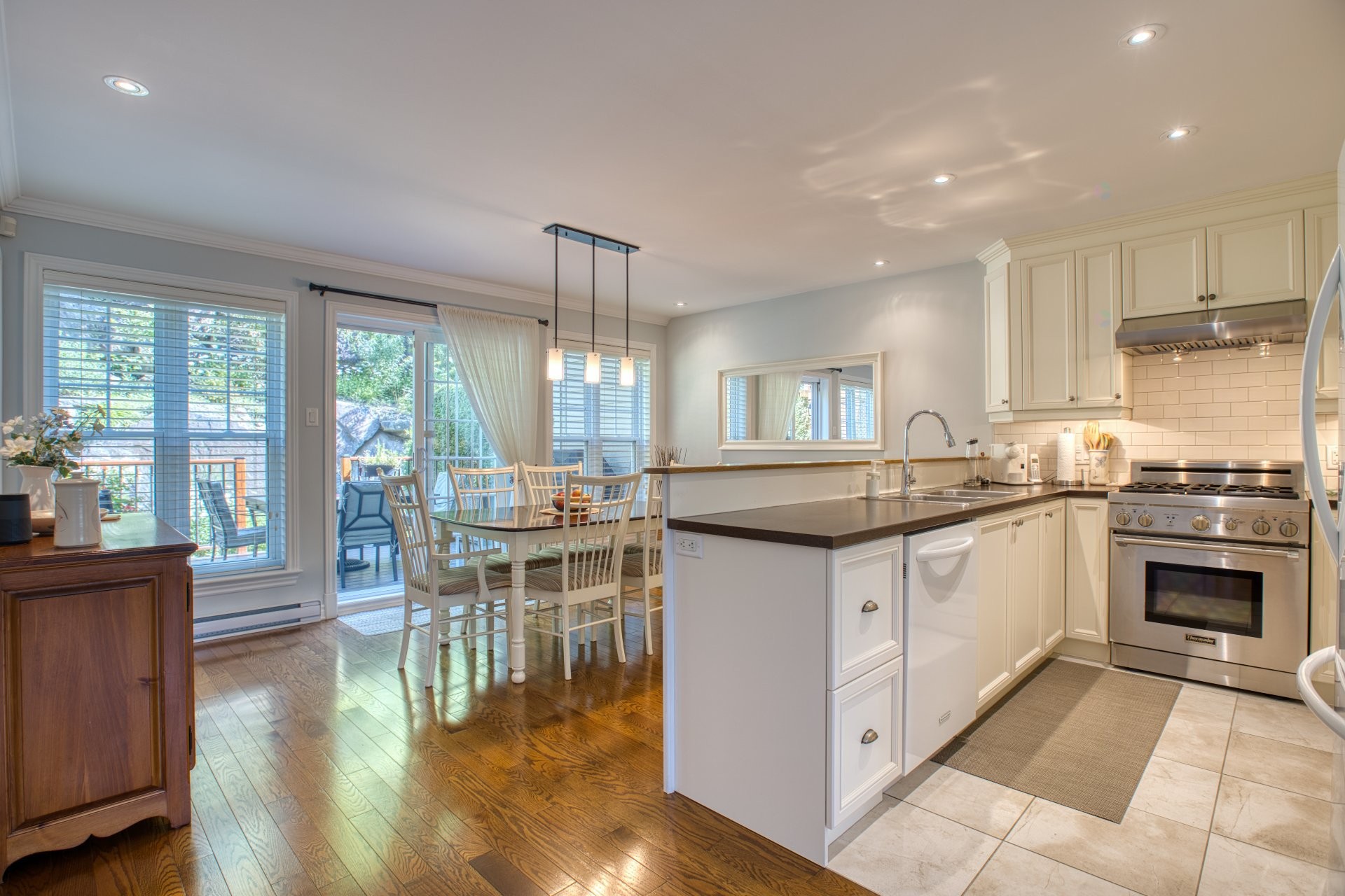 Kitchen - 335 Ch. Des Sorbiers, Piedmont, QC - Indoor Photo Showing Kitchen With Upgraded Kitchen