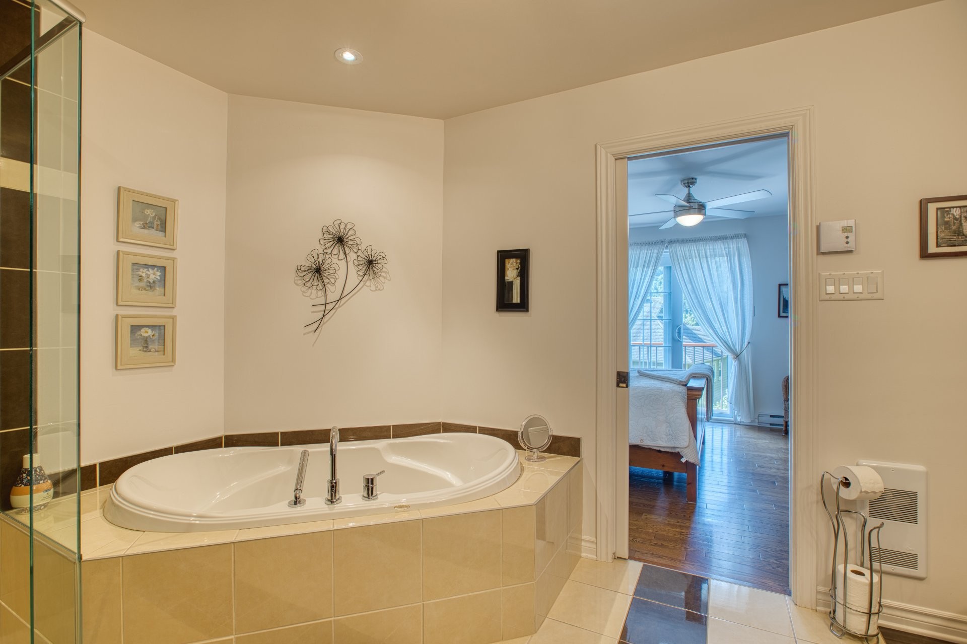 Master Bathroom - 335 Ch. Des Sorbiers, Piedmont, QC - Indoor Photo Showing Bathroom