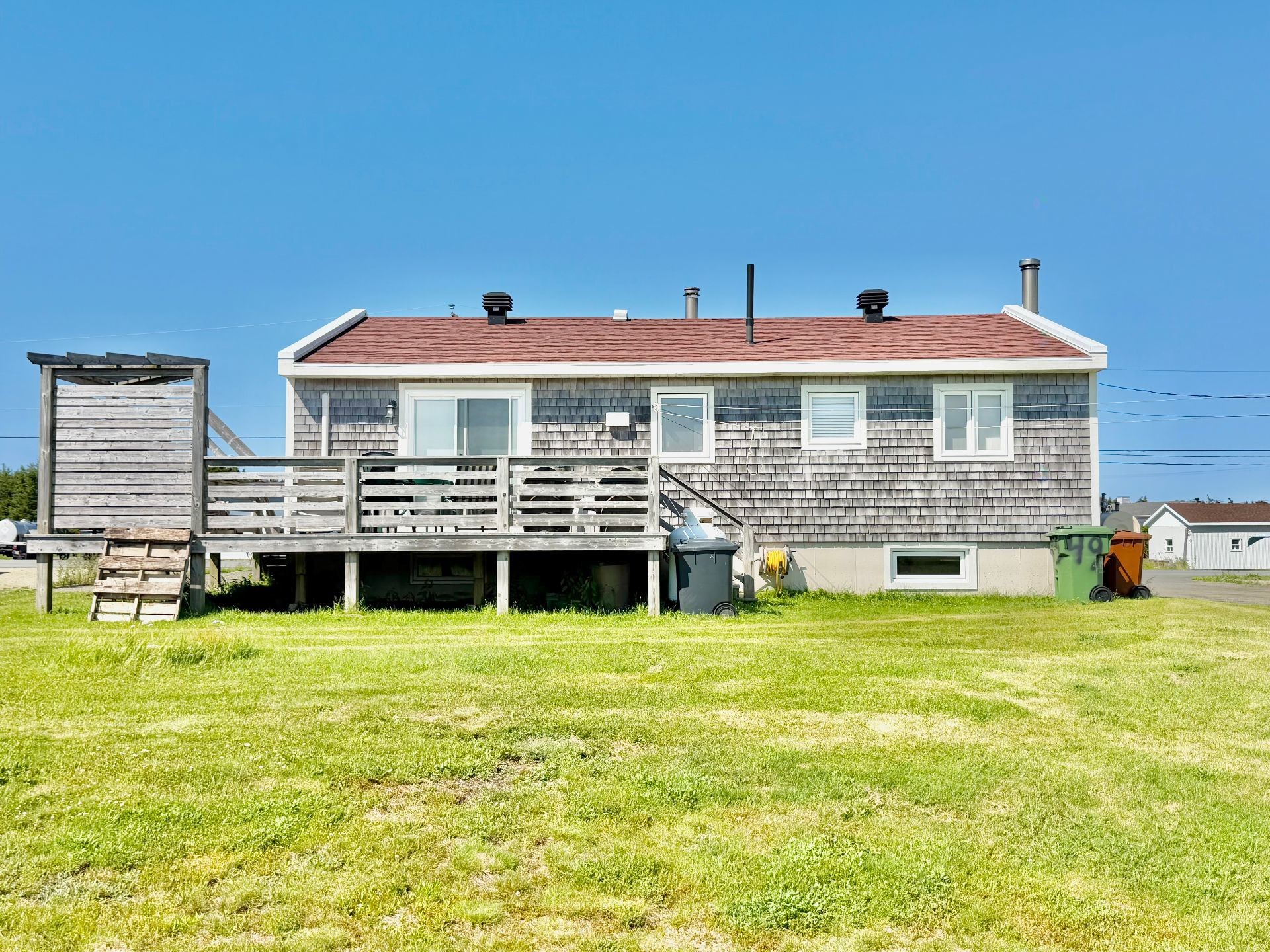 Back of Structure - 49 Ch. De La Grande-Allée, Les Îles-De-La-Madeleine, QC - Outdoor