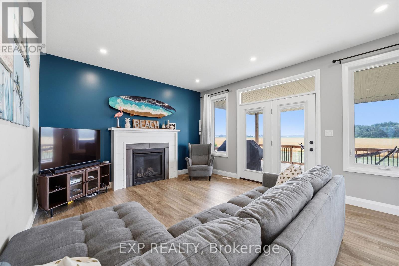 120 Lila Street, Dutton/Dunwich, ON - Indoor Photo Showing Living Room With Fireplace