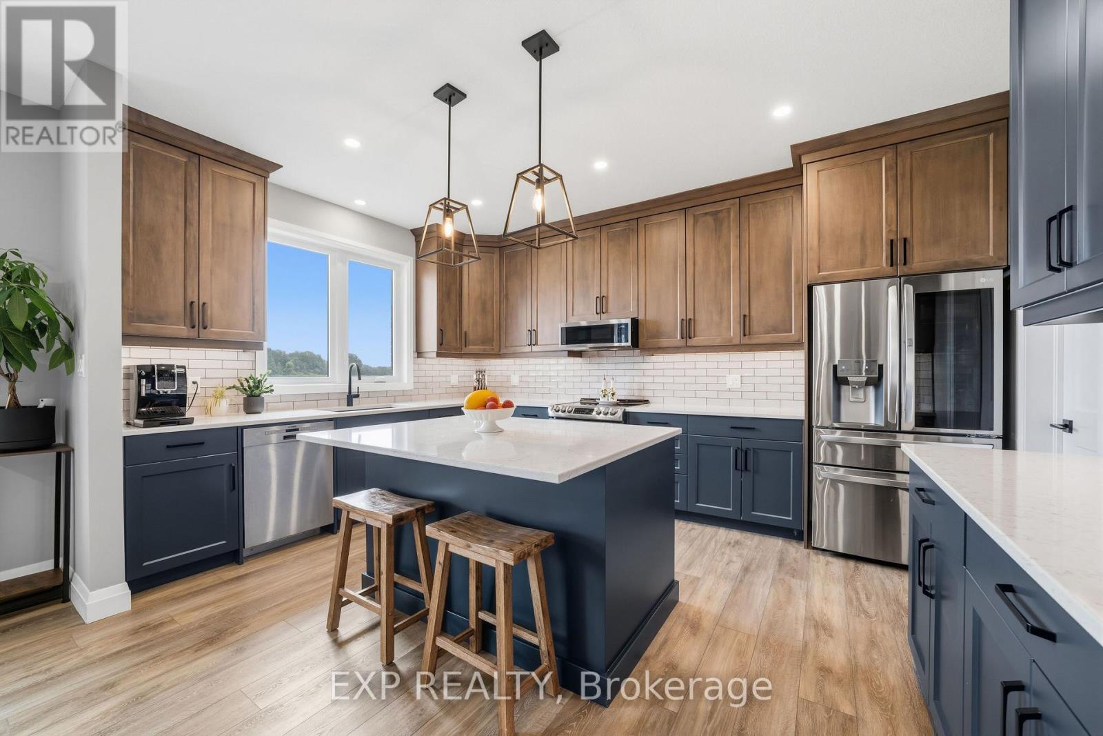 120 Lila Street, Dutton/Dunwich, ON - Indoor Photo Showing Kitchen With Upgraded Kitchen
