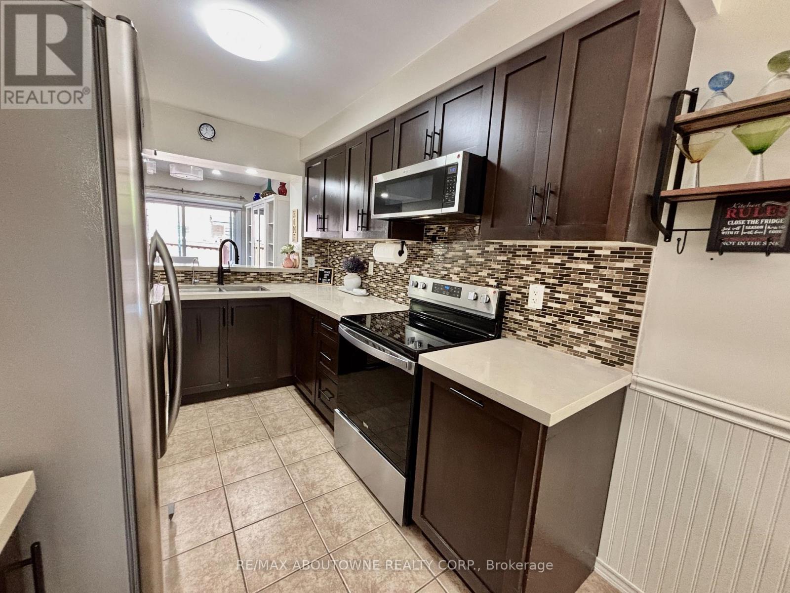 36 Van Fleet Terrace, Milton, ON - Indoor Photo Showing Kitchen With Upgraded Kitchen