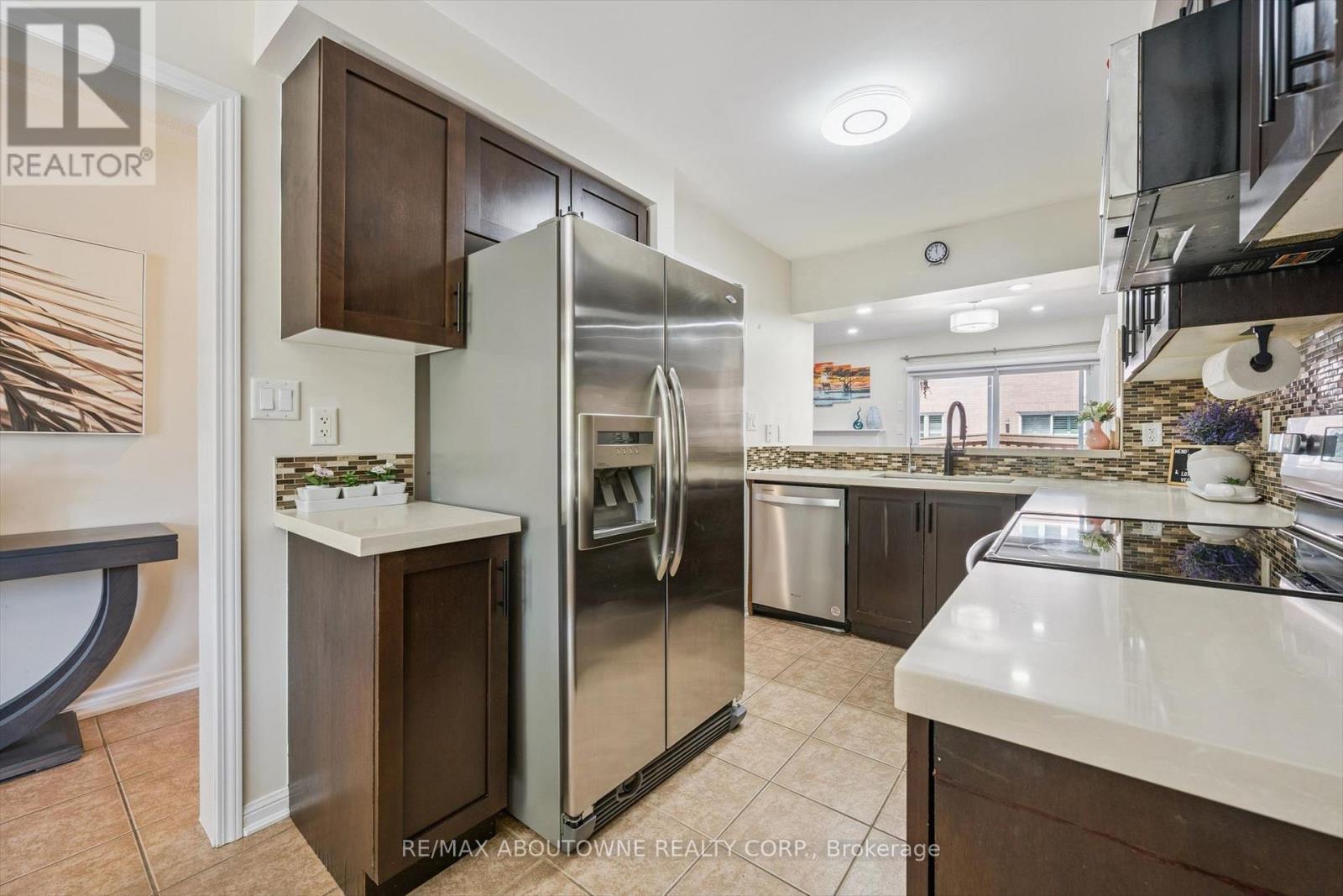 36 Van Fleet Terrace, Milton, ON - Indoor Photo Showing Kitchen With Upgraded Kitchen