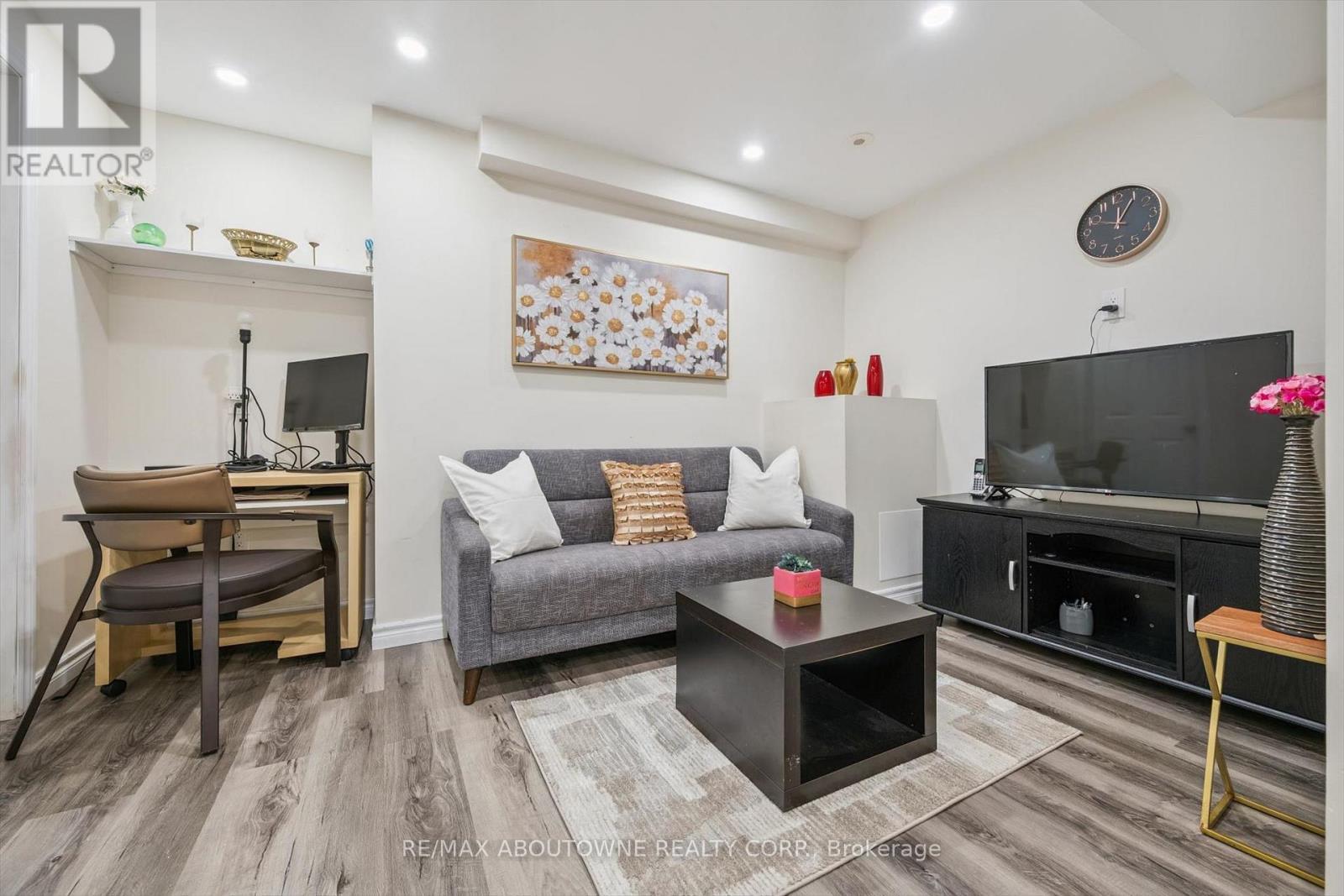 36 Van Fleet Terrace, Milton, ON - Indoor Photo Showing Living Room