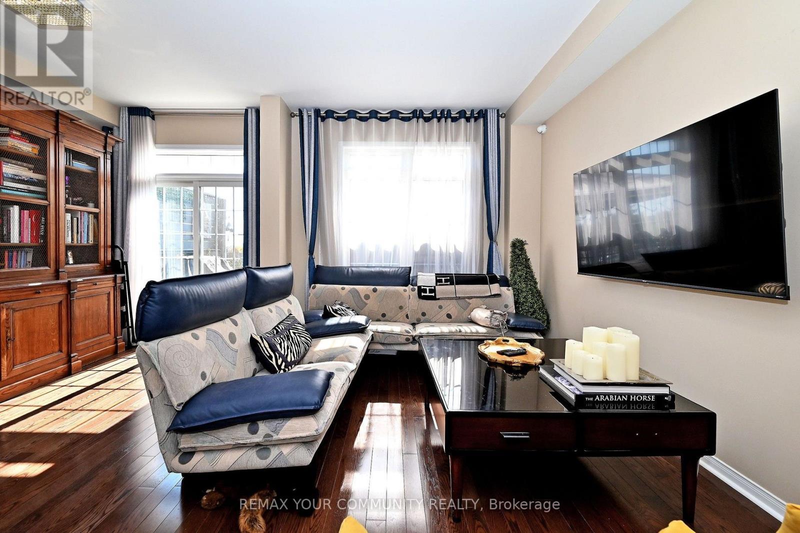 30 Spruce Pine Crescent, Vaughan, ON - Indoor Photo Showing Living Room