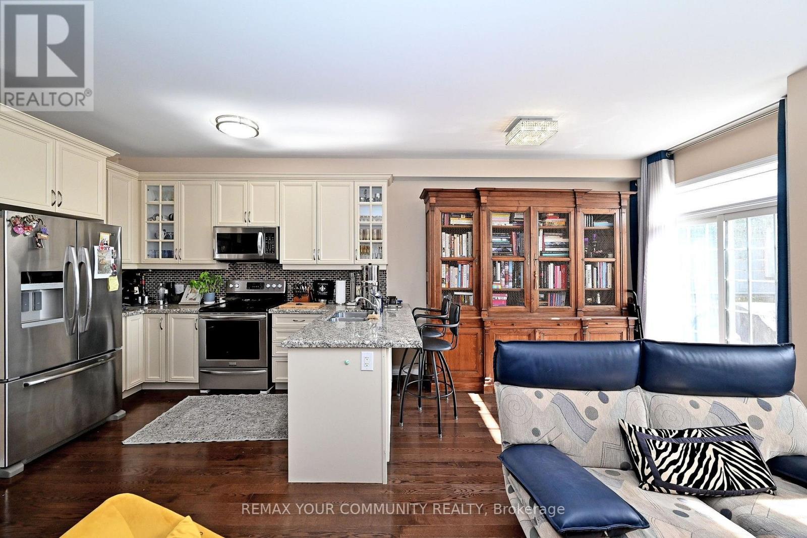 30 Spruce Pine Crescent, Vaughan, ON - Indoor Photo Showing Kitchen