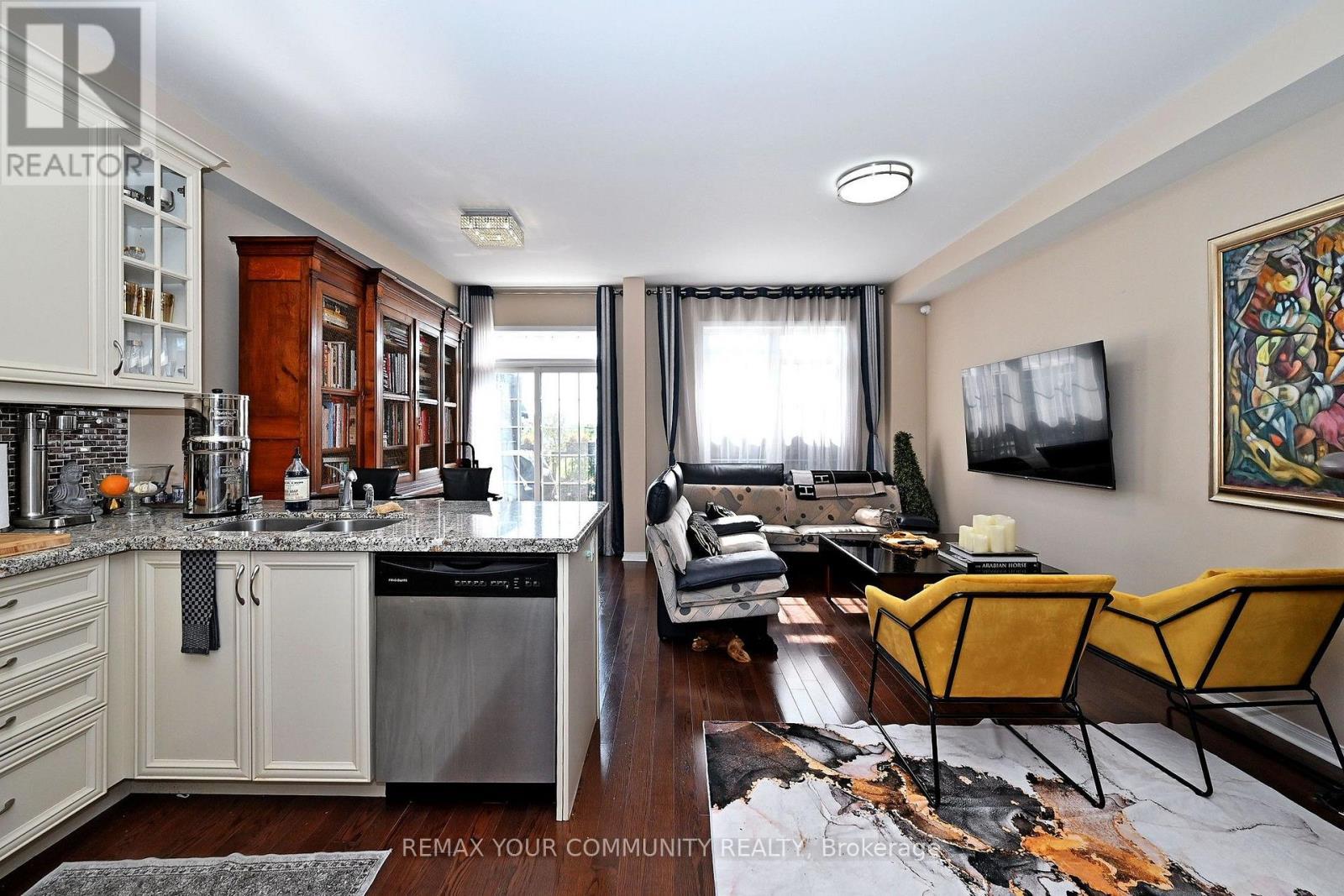 30 Spruce Pine Crescent, Vaughan, ON - Indoor Photo Showing Kitchen