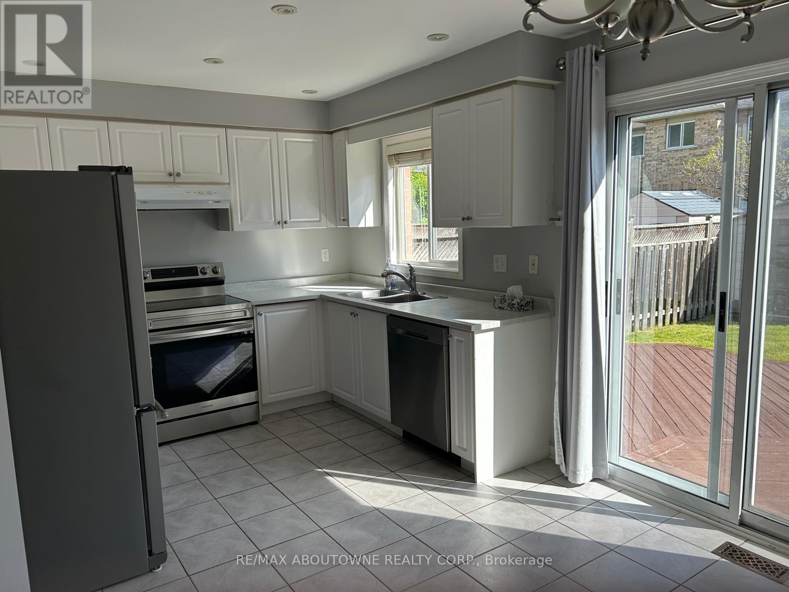 2473 Lazio Lane, Oakville, ON - Indoor Photo Showing Kitchen With Double Sink