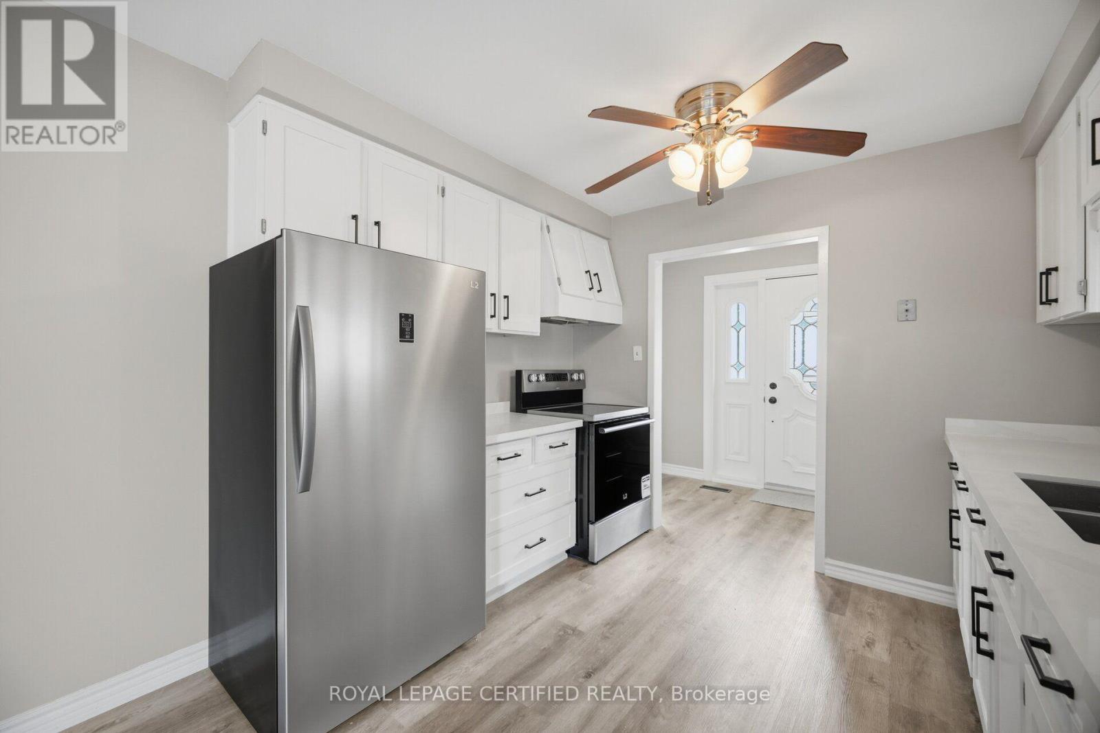 33 Grassmere Crescent, Brampton, ON - Indoor Photo Showing Kitchen With Double Sink