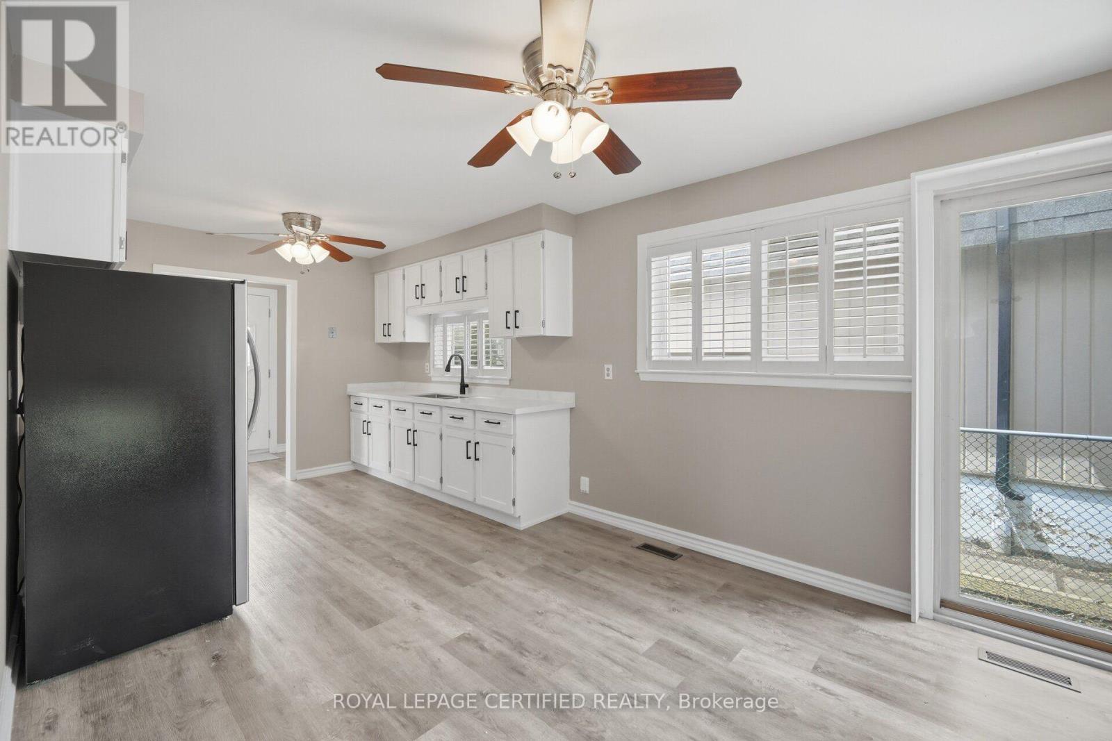 33 Grassmere Crescent, Brampton, ON - Indoor Photo Showing Kitchen