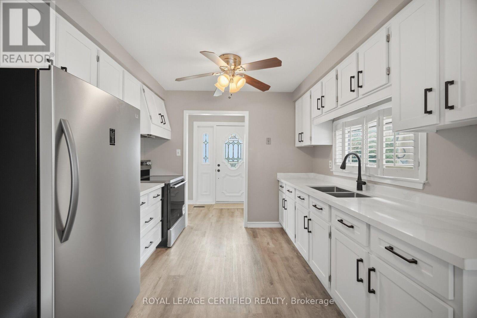 33 Grassmere Crescent, Brampton, ON - Indoor Photo Showing Kitchen With Double Sink