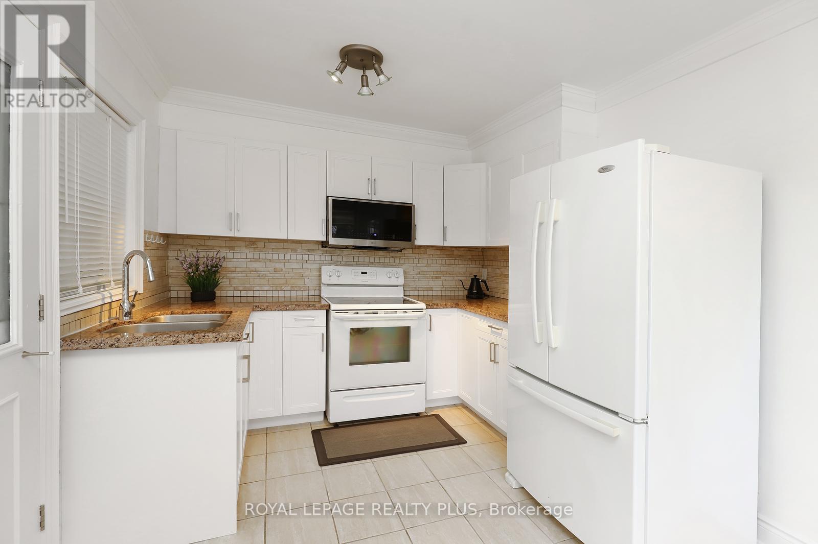 2694 Truscott Drive, Mississauga, ON - Indoor Photo Showing Kitchen With Double Sink