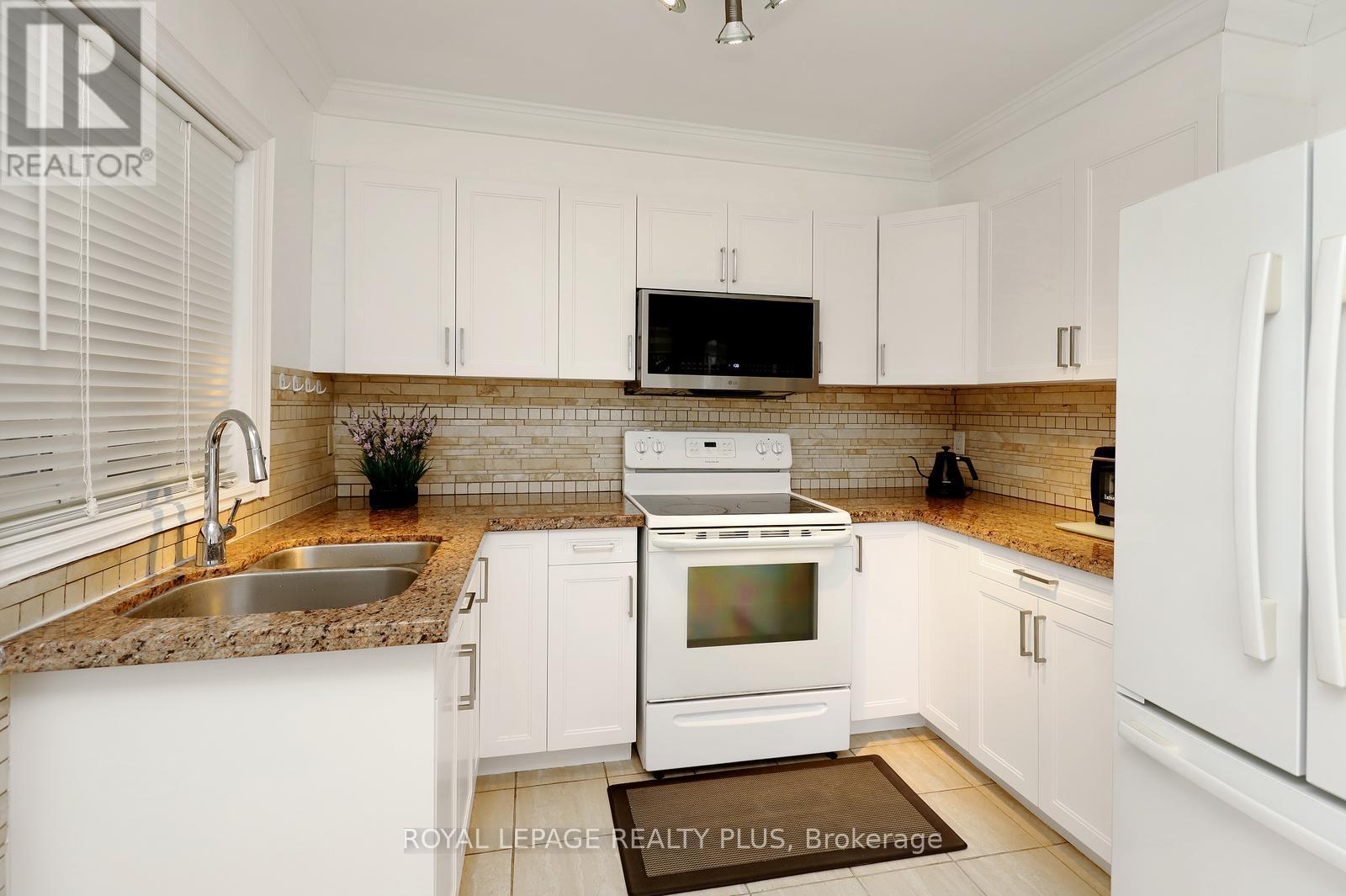 2694 Truscott Drive, Mississauga, ON - Indoor Photo Showing Kitchen With Double Sink