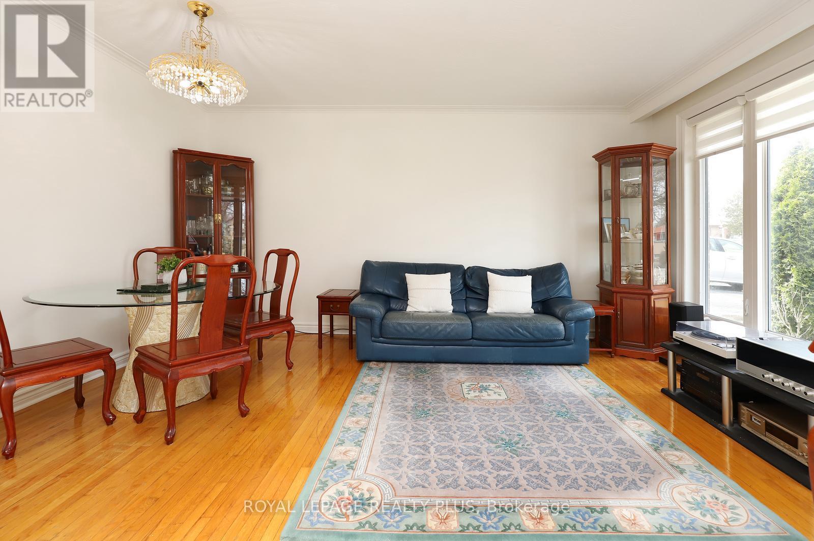 2694 Truscott Drive, Mississauga, ON - Indoor Photo Showing Living Room