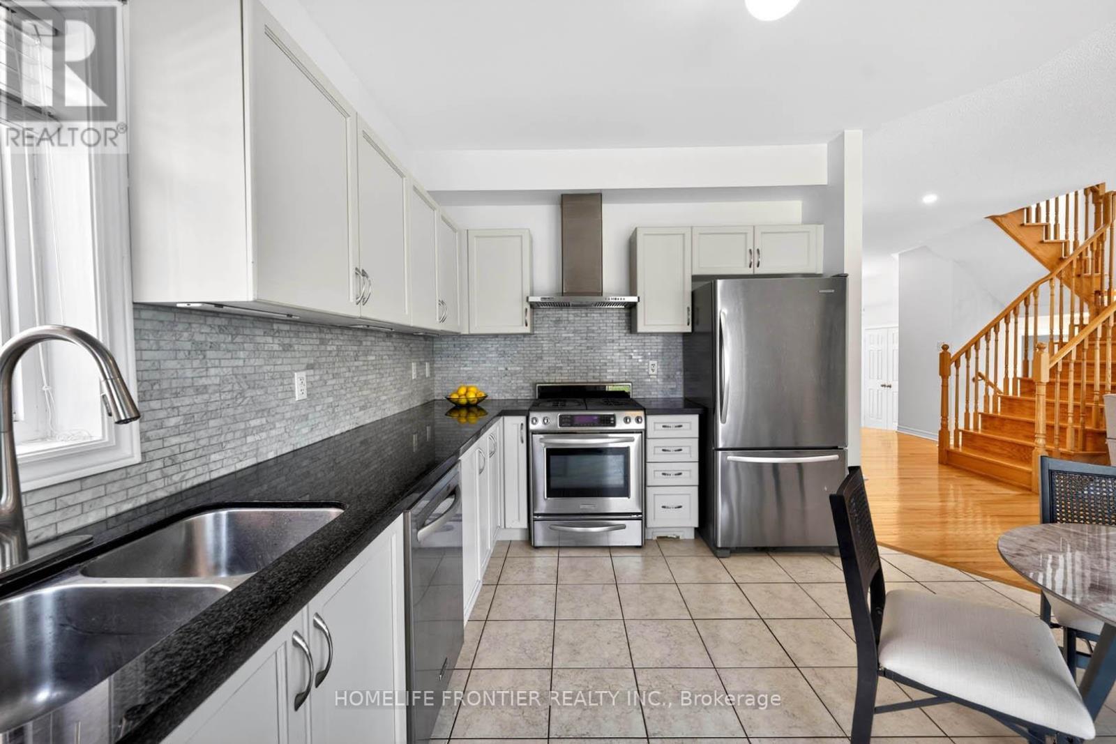 38 Templeton Court, Brampton, ON - Indoor Photo Showing Kitchen With Stainless Steel Kitchen With Double Sink With Upgraded Kitchen