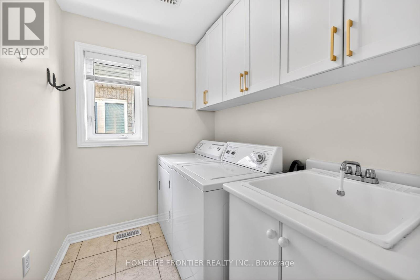 38 Templeton Court, Brampton, ON - Indoor Photo Showing Laundry Room