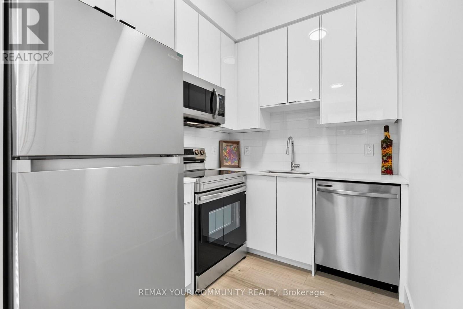 106 - 7277 Wilson Crescent, Niagara Falls, ON - Indoor Photo Showing Kitchen With Stainless Steel Kitchen