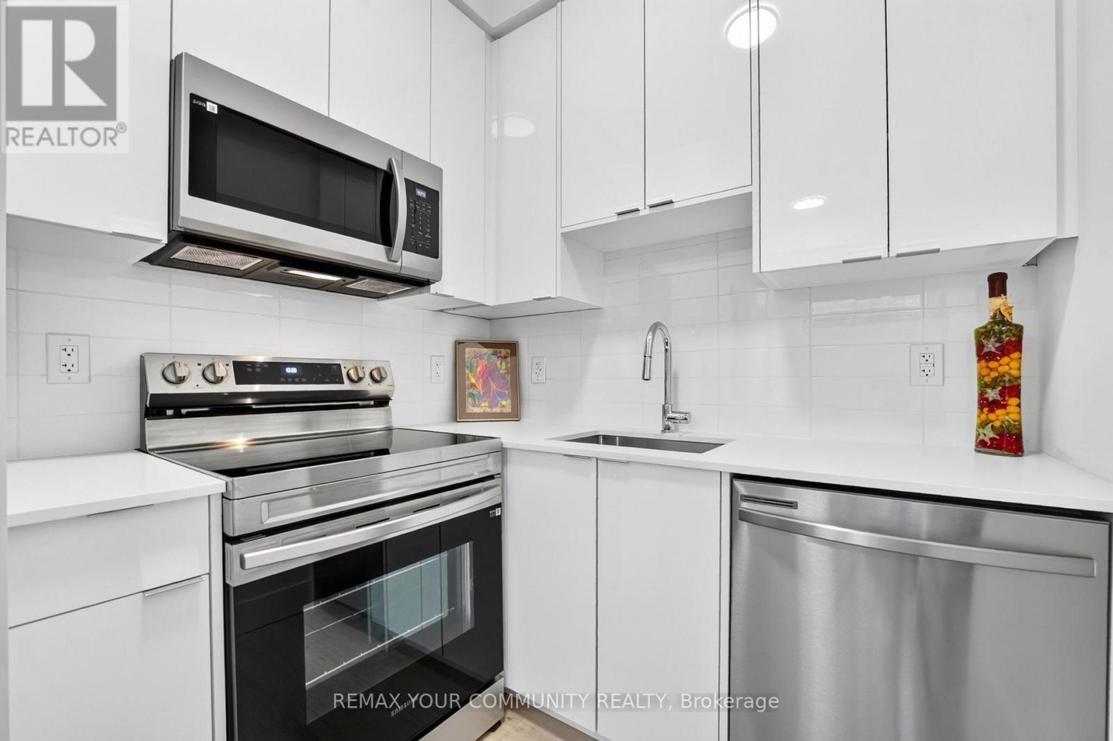 106 - 7277 Wilson Crescent, Niagara Falls, ON - Indoor Photo Showing Kitchen