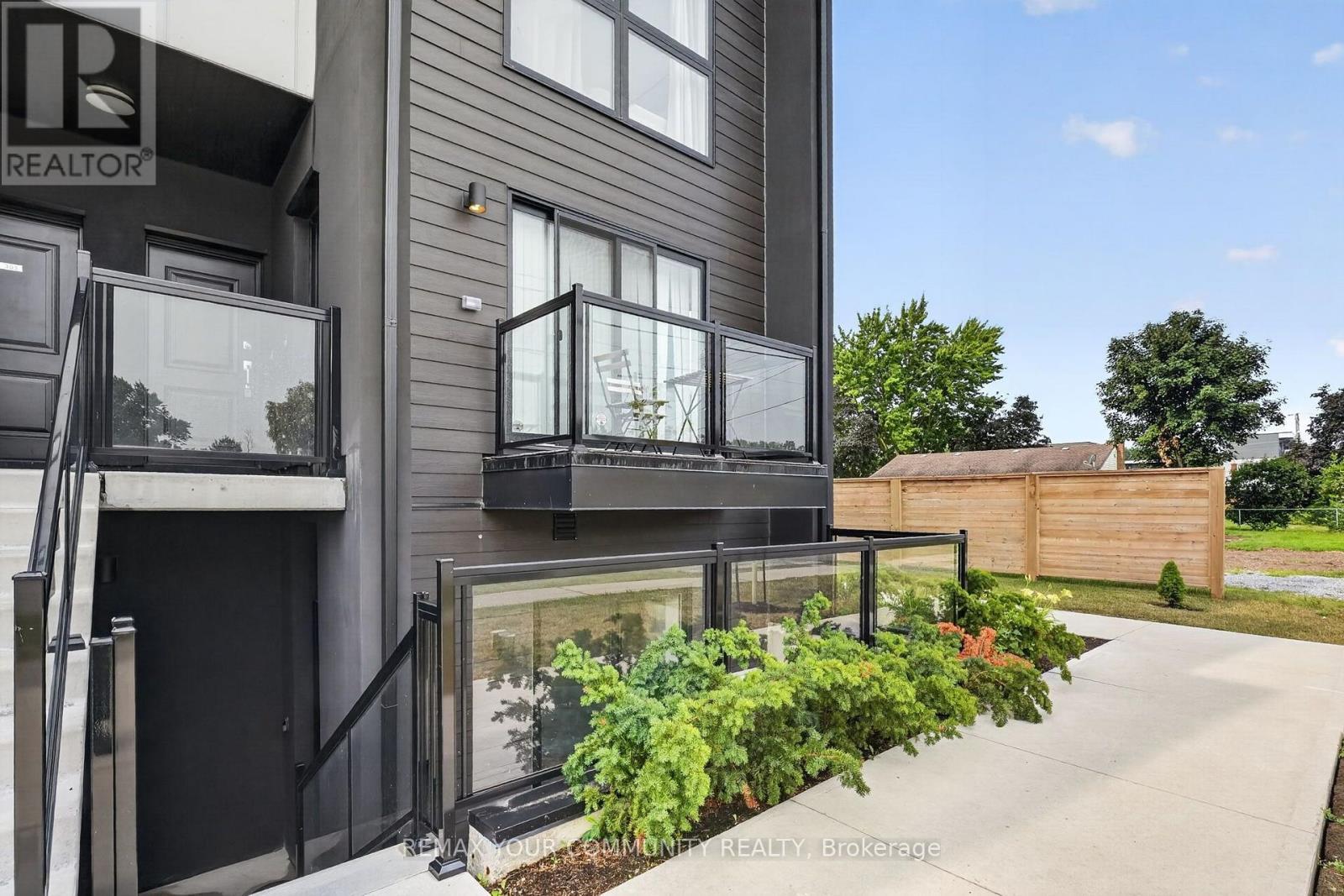 106 - 7277 Wilson Crescent, Niagara Falls, ON - Outdoor