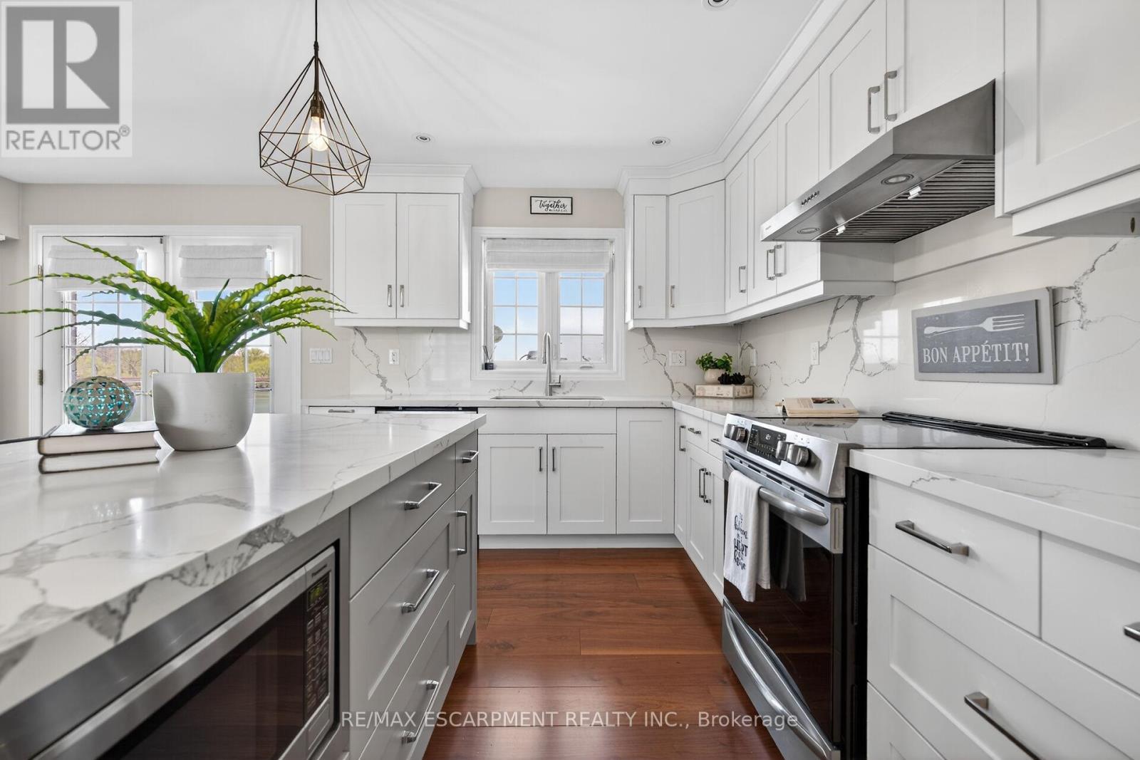 1140 River Road, Haldimand, ON - Indoor Photo Showing Kitchen With Upgraded Kitchen