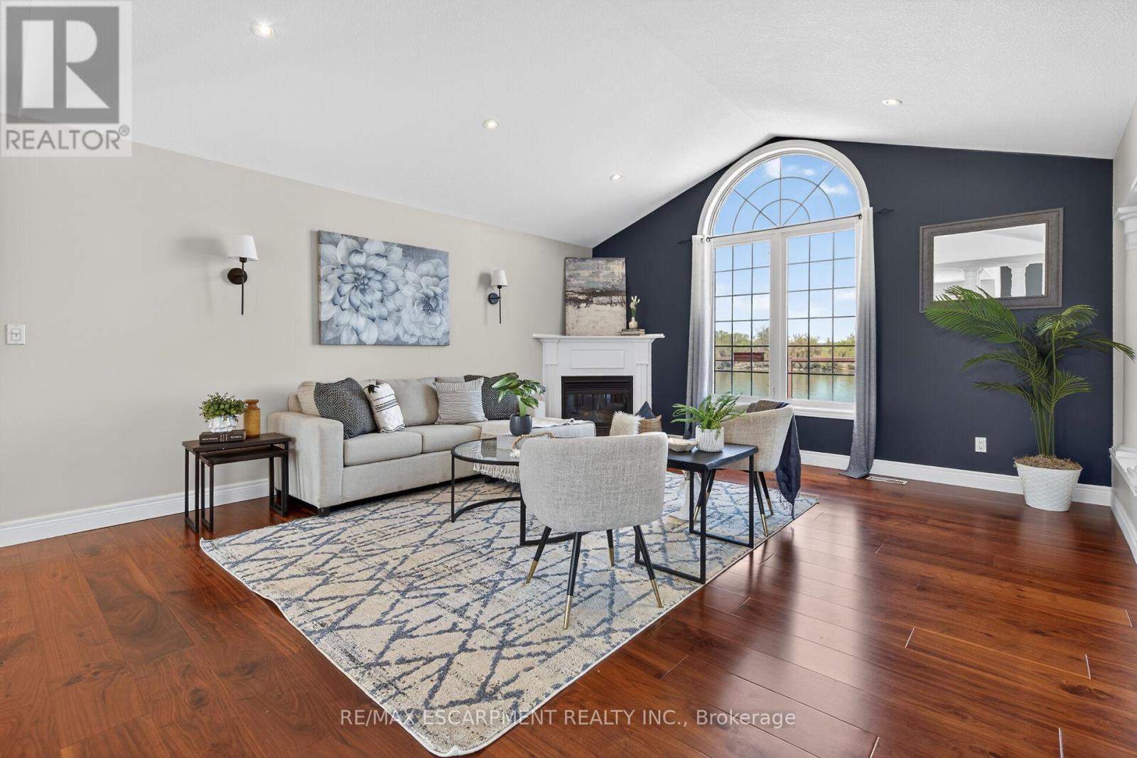 1140 River Road, Haldimand, ON - Indoor Photo Showing Living Room With Fireplace