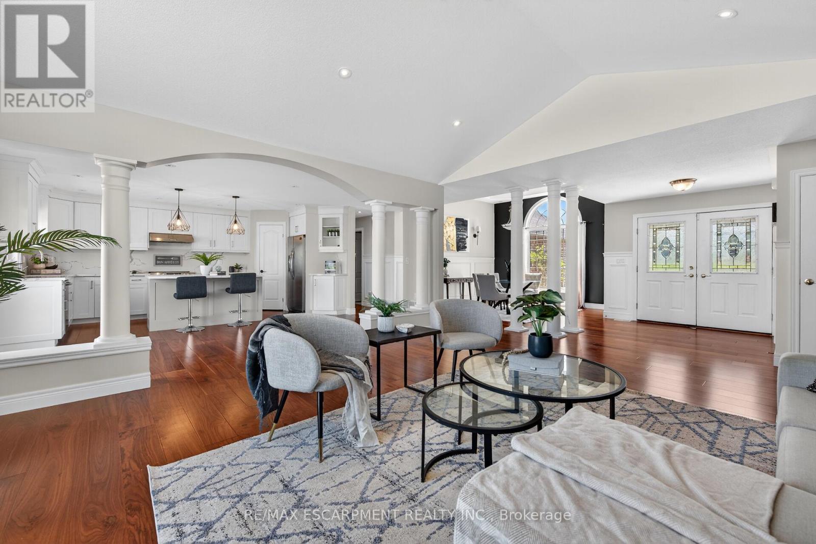 1140 River Road, Haldimand, ON - Indoor Photo Showing Living Room