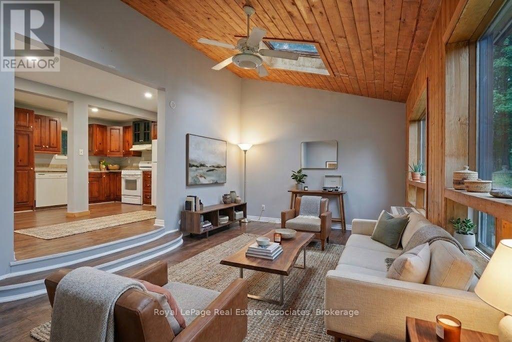 5301 620 Highway, Wollaston, ON - Indoor Photo Showing Living Room