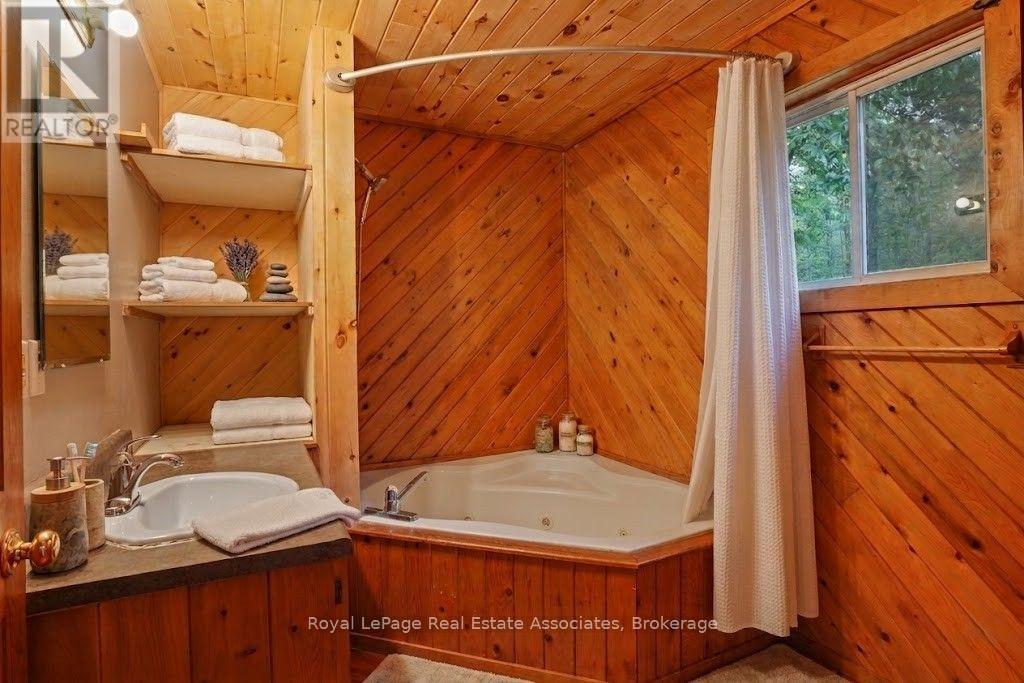 5301 620 Highway, Wollaston, ON - Indoor Photo Showing Bathroom