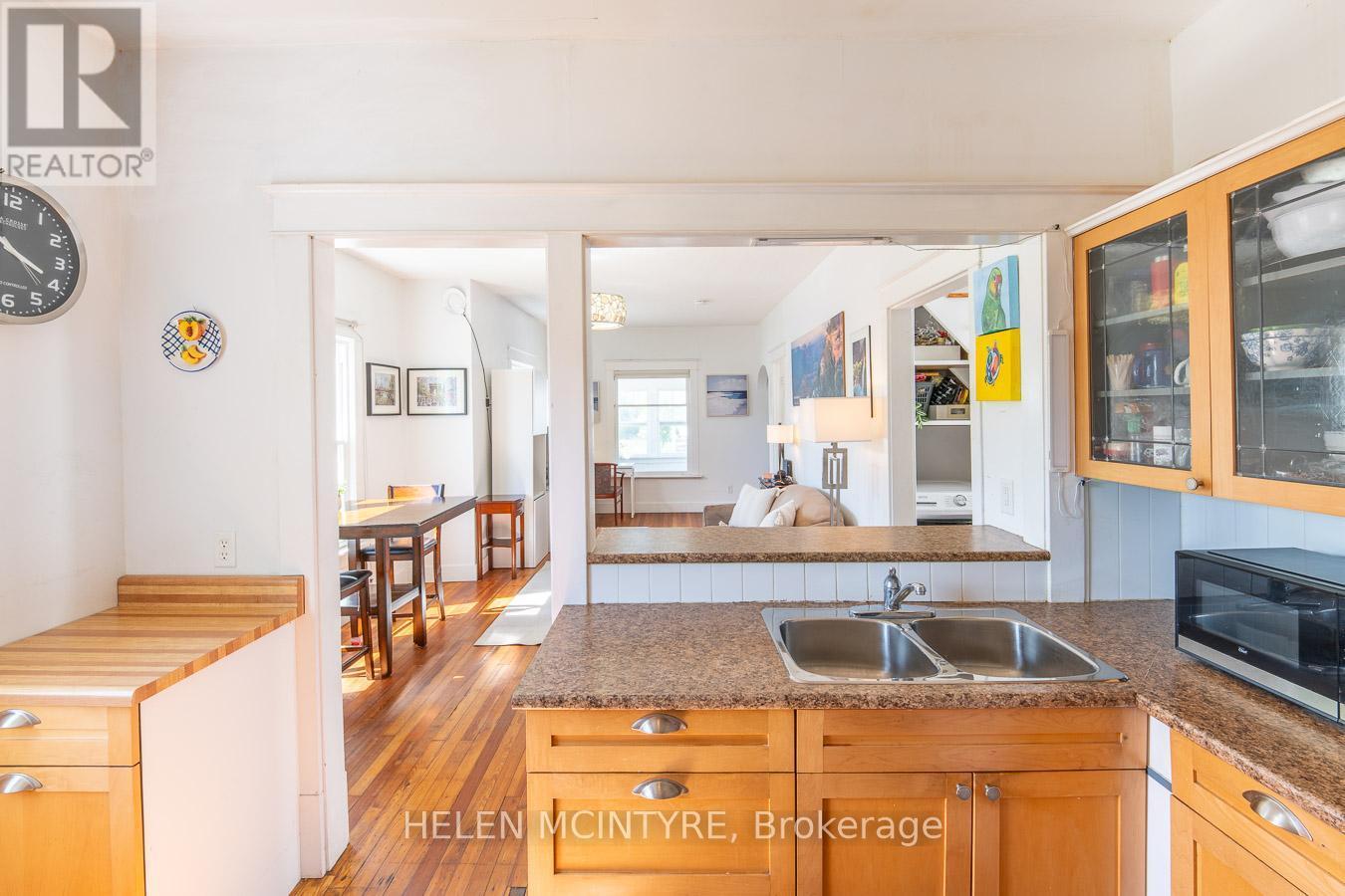 5012 Morrison Street, Niagara Falls, ON - Indoor Photo Showing Kitchen With Double Sink