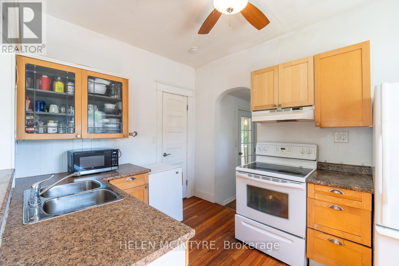 5012 Morrison Street, Niagara Falls, ON - Indoor Photo Showing Kitchen With Double Sink
