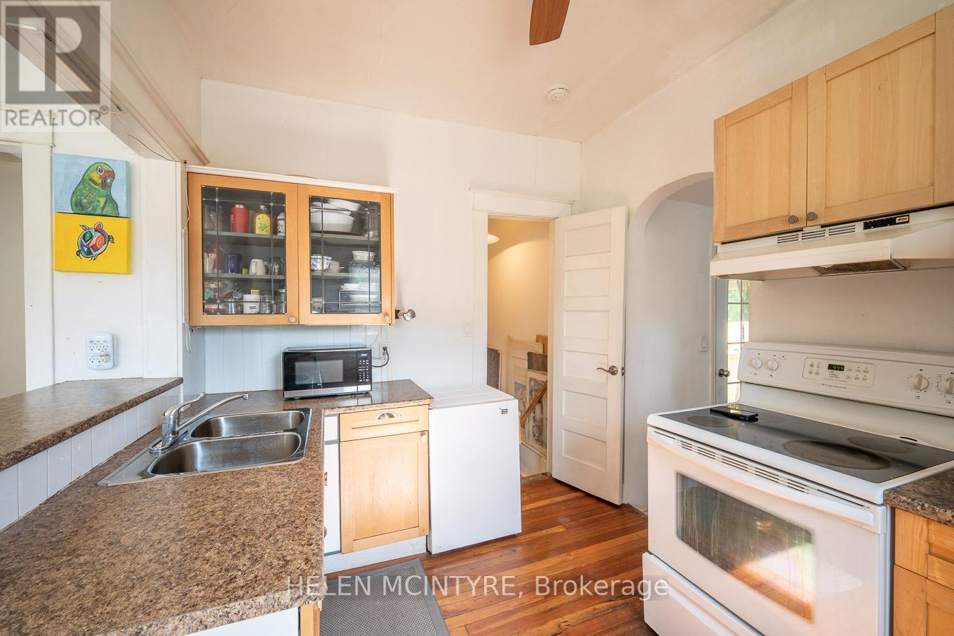5012 Morrison Street, Niagara Falls, ON - Indoor Photo Showing Kitchen With Double Sink