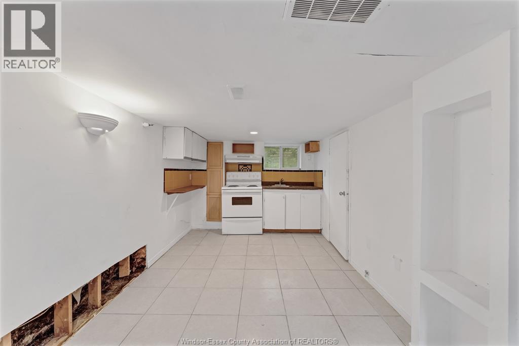 418 Caron Avenue, Windsor, ON - Indoor