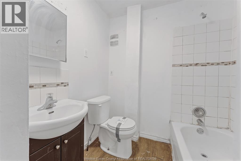 418 Caron Avenue, Windsor, ON - Indoor Photo Showing Bathroom