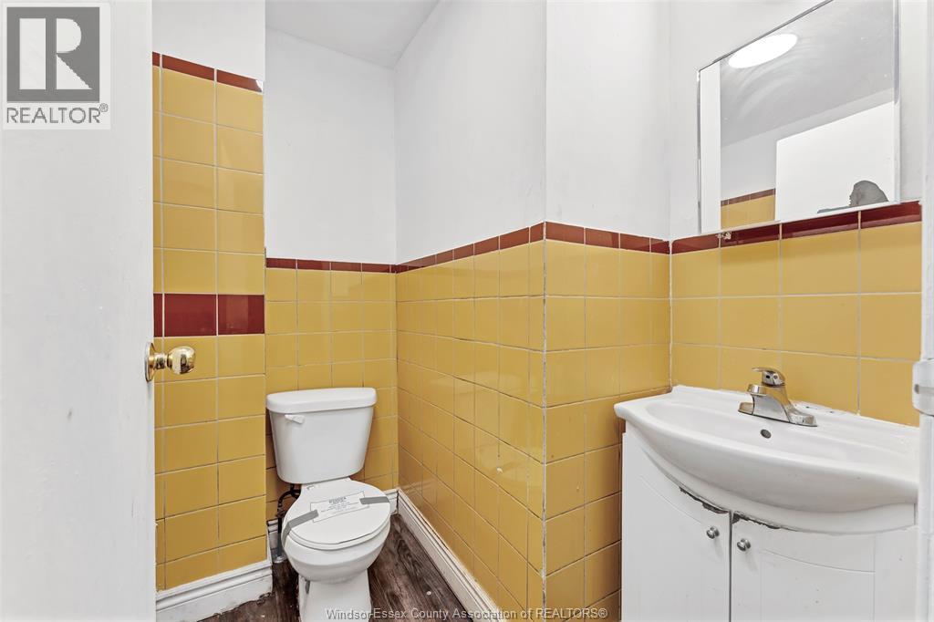 418 Caron Avenue, Windsor, ON - Indoor Photo Showing Bathroom